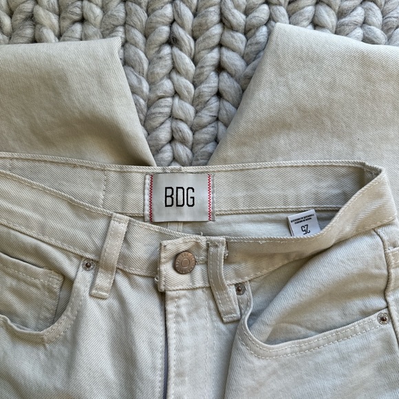 BDG Vintage Feel High Waisted Baggy Jeans Cream 25 - Picture 9 of 9